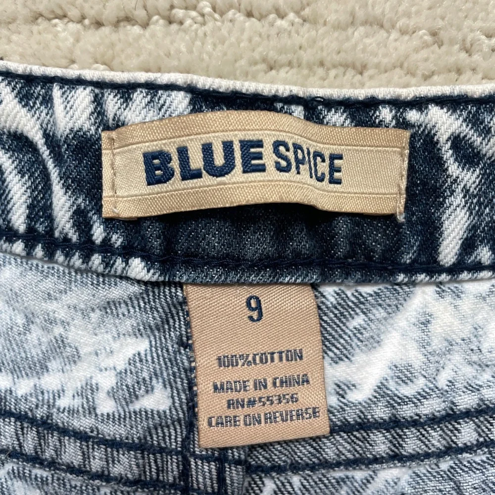 Blue Spice Acid Wash Distressed Denim Shorts Frayed Raw Hem Festival | Size 9 - Picture 12 of 15